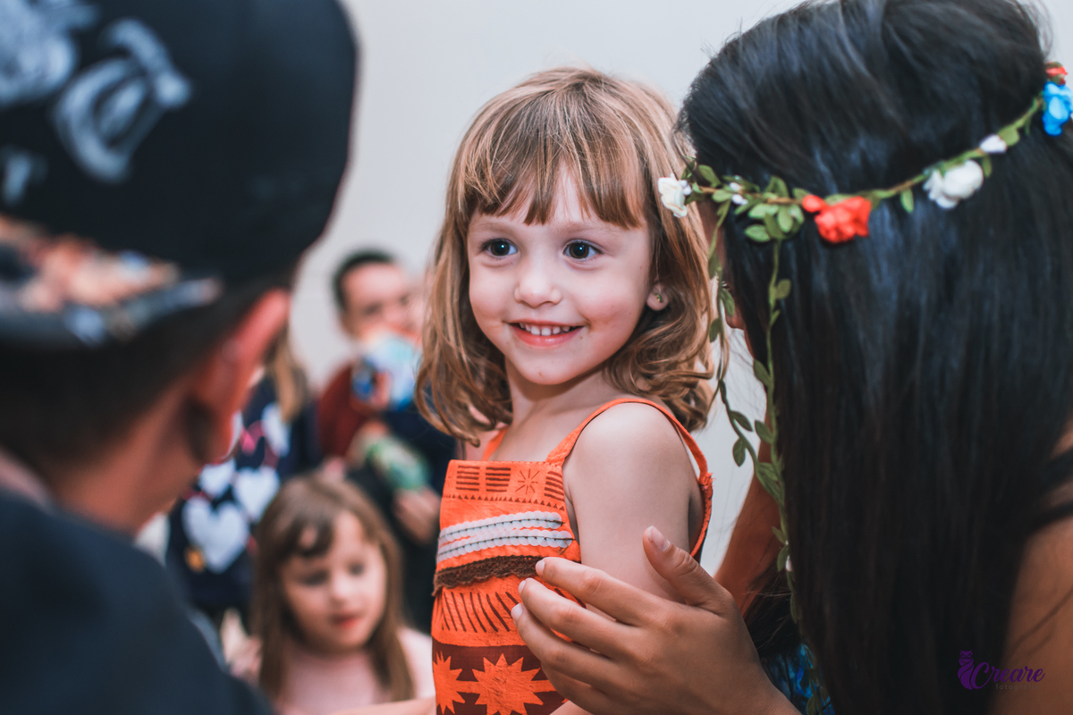 Fotografia de aniversário infantil com decoração tema Moana. festa simples de menina, aniversário de 4 anos em Santo André. Fotógrafo. 