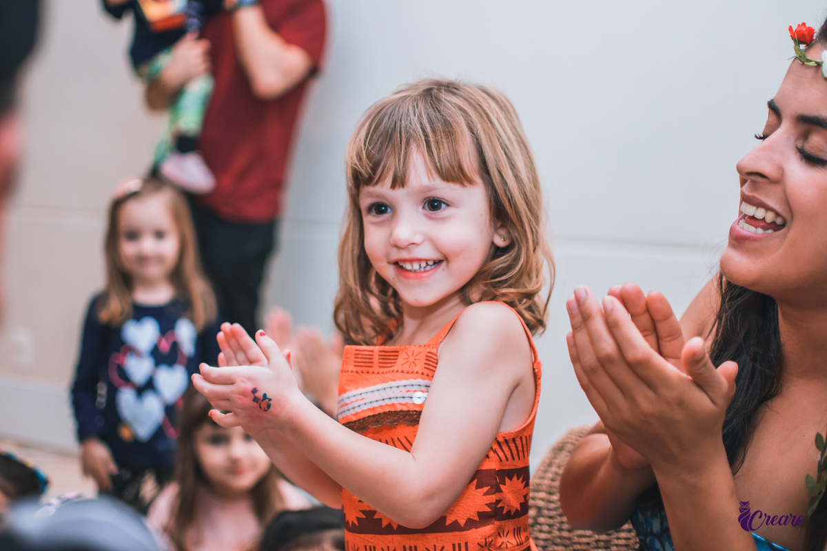 Fotografia de aniversário infantil com decoração tema Moana. festa simples de menina, aniversário de 4 anos em Santo André. Fotógrafo. 