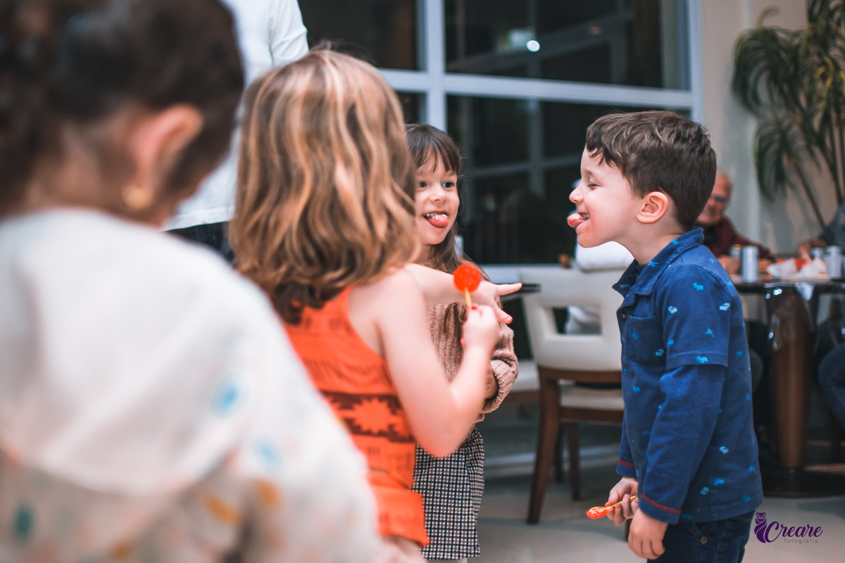 Fotografia de aniversário infantil com decoração tema Moana. festa simples de menina, aniversário de 4 anos em Santo André. Fotógrafo. 