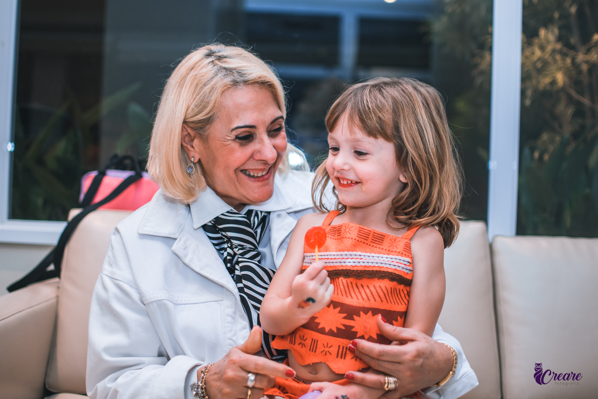 Fotografia de aniversário infantil com decoração tema Moana. festa simples de menina, aniversário de 4 anos em Santo André. Fotógrafo. 