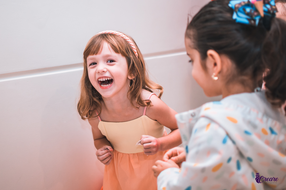 Fotografia de aniversário infantil com decoração tema Moana. festa simples de menina, aniversário de 4 anos em Santo André. Fotógrafo. 