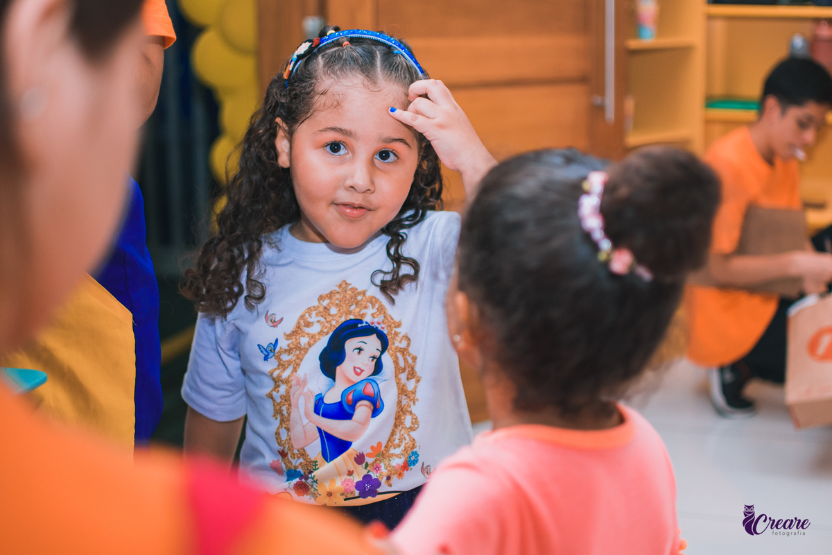 fotografia de aniversario de 4 anos de menina, tema da decoração Princesas. Aniversário em buffet. aniversario simples de menina. 