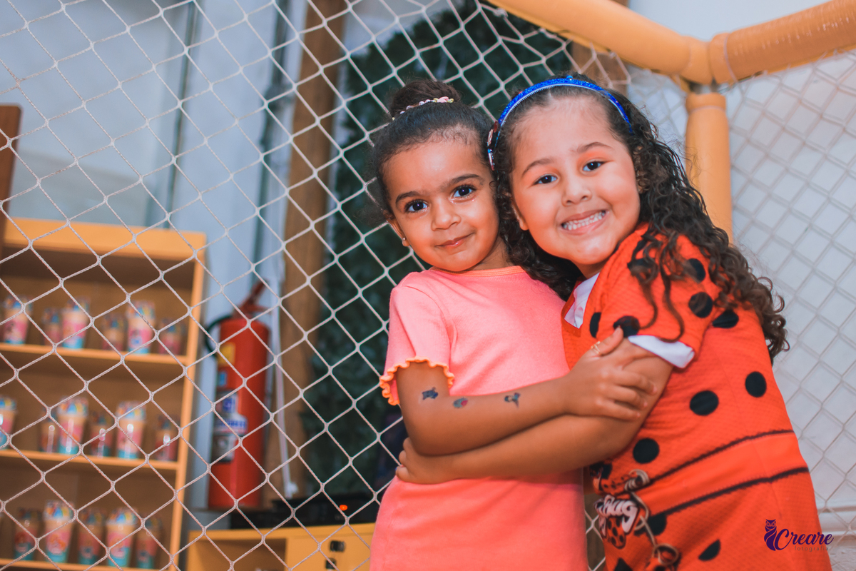 fotografia de aniversario de 4 anos de menina, tema da decoração Princesas. Aniversário em buffet. aniversario simples de menina. 