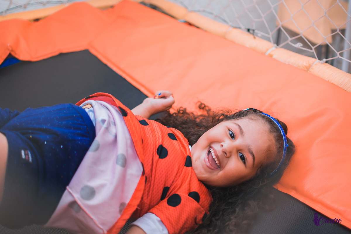 fotografia de aniversario de 4 anos de menina, tema da decoração Princesas. Aniversário em buffet. aniversario simples de menina. 