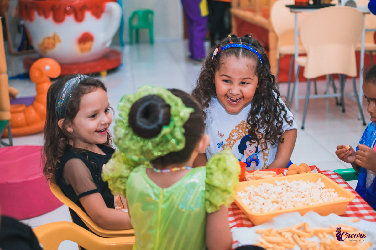 fotografia de aniversario de 4 anos de menina, tema da decoração Princesas. Aniversário em buffet. aniversario simples de menina. 