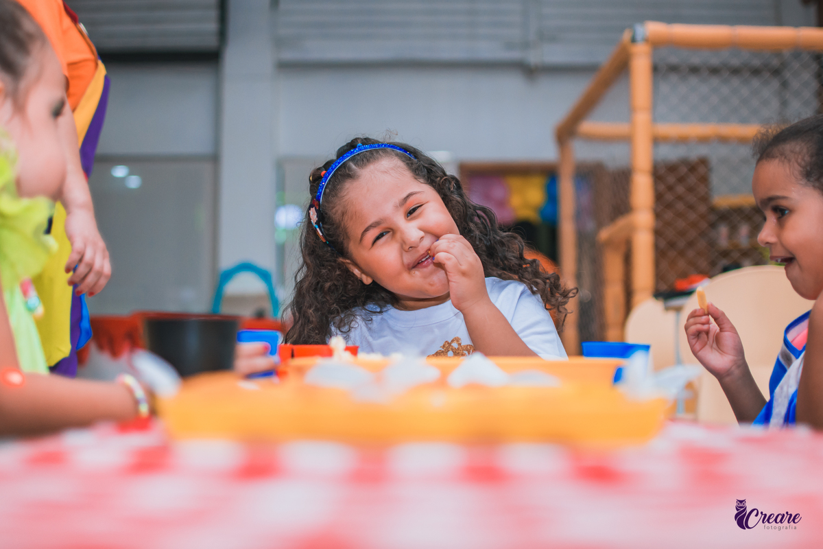 fotografia de aniversario de 4 anos de menina, tema da decoração Princesas. Aniversário em buffet. aniversario simples de menina. 