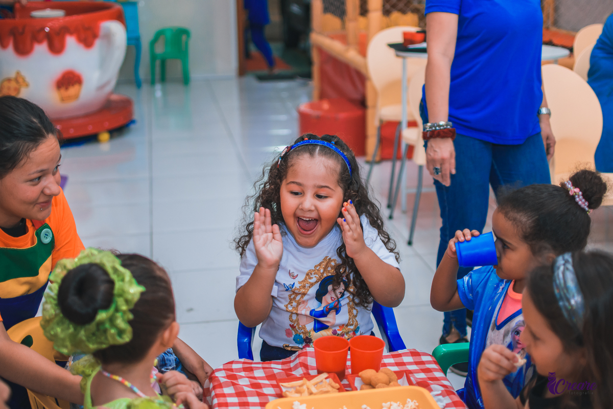 fotografia de aniversario de 4 anos de menina, tema da decoração Princesas. Aniversário em buffet. aniversario simples de menina. 