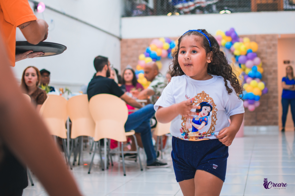 fotografia de aniversario de 4 anos de menina, tema da decoração Princesas. Aniversário em buffet. aniversario simples de menina. 