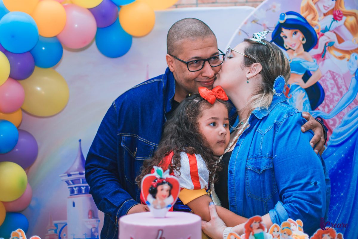 fotografia de aniversario de 4 anos de menina, tema da decoração Princesas. Aniversário em buffet. aniversario simples de menina. 