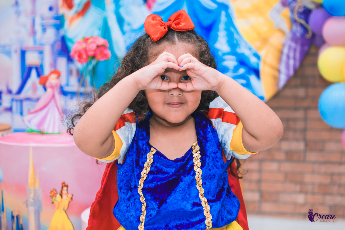 fotografia de aniversario de 4 anos de menina, tema da decoração Princesas. Aniversário em buffet. aniversario simples de menina. 