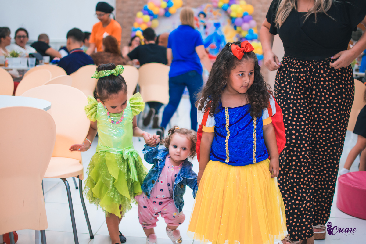 fotografia de aniversario de 4 anos de menina, tema da decoração Princesas. Aniversário em buffet. aniversario simples de menina. 