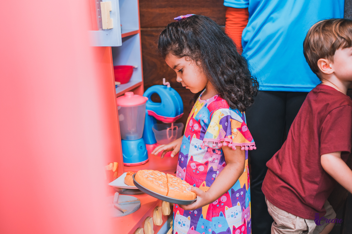 aniversário infantil, festa de menina com tema casa mágica de Gabby. festa realizada no buffet Quintal das Aroeiras em Santo André, ABC Paulista. imagem contém: uma garotinha de 4 anos, branca com cabelos cacheados pretos e vestido colorido