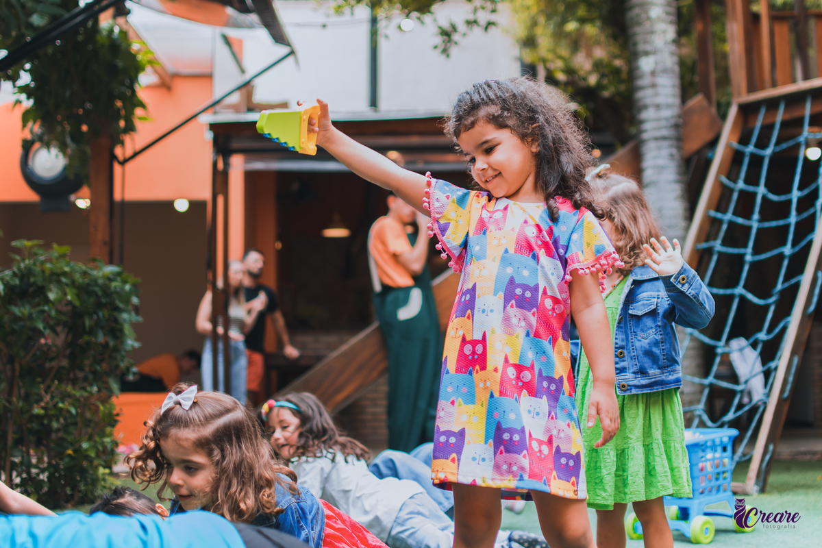 aniversário infantil, festa de menina com tema casa mágica de Gabby. festa realizada no buffet Quintal das Aroeiras em Santo André, ABC Paulista. imagem contém: uma garotinha de 4 anos, branca com cabelos cacheados pretos e vestido colorido