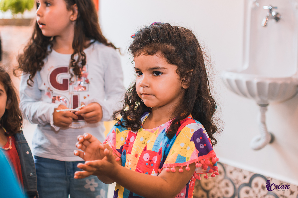 aniversário infantil, festa de menina com tema casa mágica de Gabby. festa realizada no buffet Quintal das Aroeiras em Santo André, ABC Paulista. imagem contém: uma garotinha de 4 anos, branca com cabelos cacheados pretos e vestido colorido