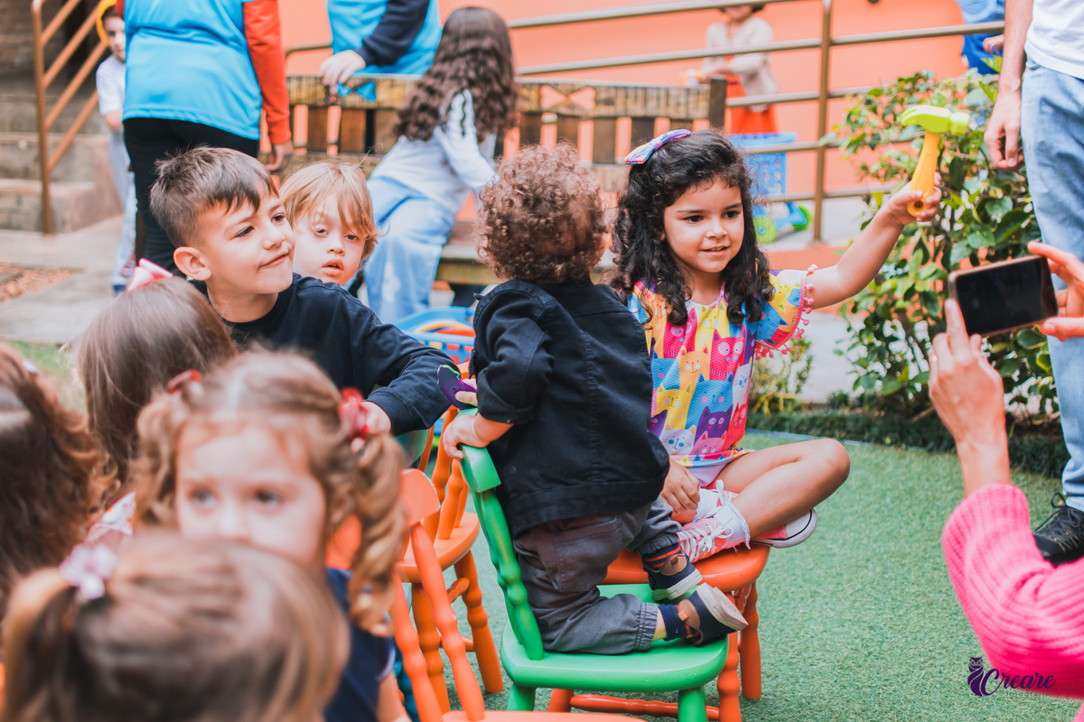 aniversário infantil, festa de menina com tema casa mágica de Gabby. festa realizada no buffet Quintal das Aroeiras em Santo André, ABC Paulista. imagem contém: crianças brincando em volta de cadeiras