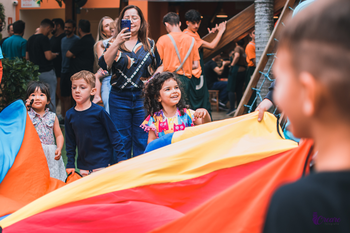 aniversário infantil, festa de menina com tema casa mágica de Gabby. festa realizada no buffet Quintal das Aroeiras em Santo André, ABC Paulista. A imagem contém: crianças brincando com tecido colorido