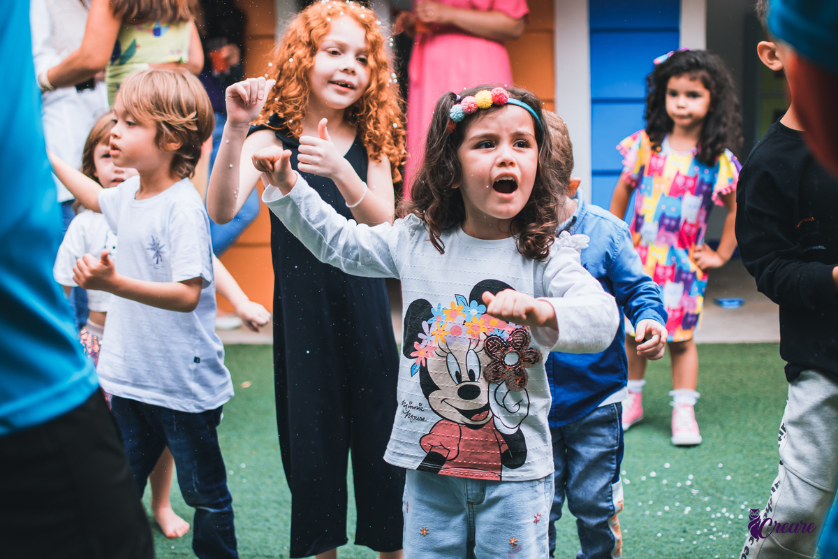 aniversário infantil, festa de menina com tema casa mágica de Gabby. festa realizada no buffet Quintal das Aroeiras em Santo André, ABC Paulista. imagem contém: crianças dançando