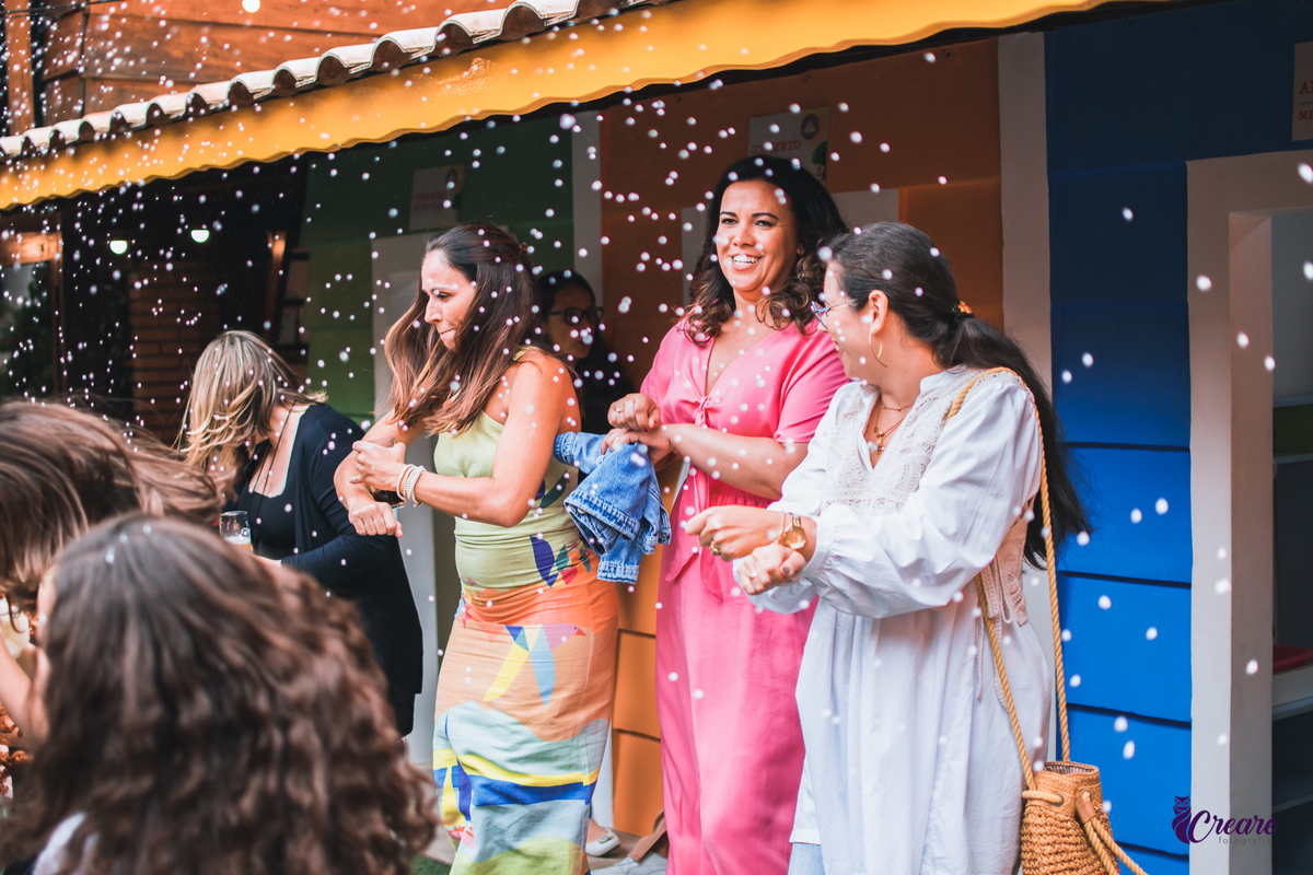 aniversário infantil, festa de menina com tema casa mágica de Gabby. festa realizada no buffet Quintal das Aroeiras em Santo André, ABC Paulista. imagem contém: adultos dançando e espuma de sabão.