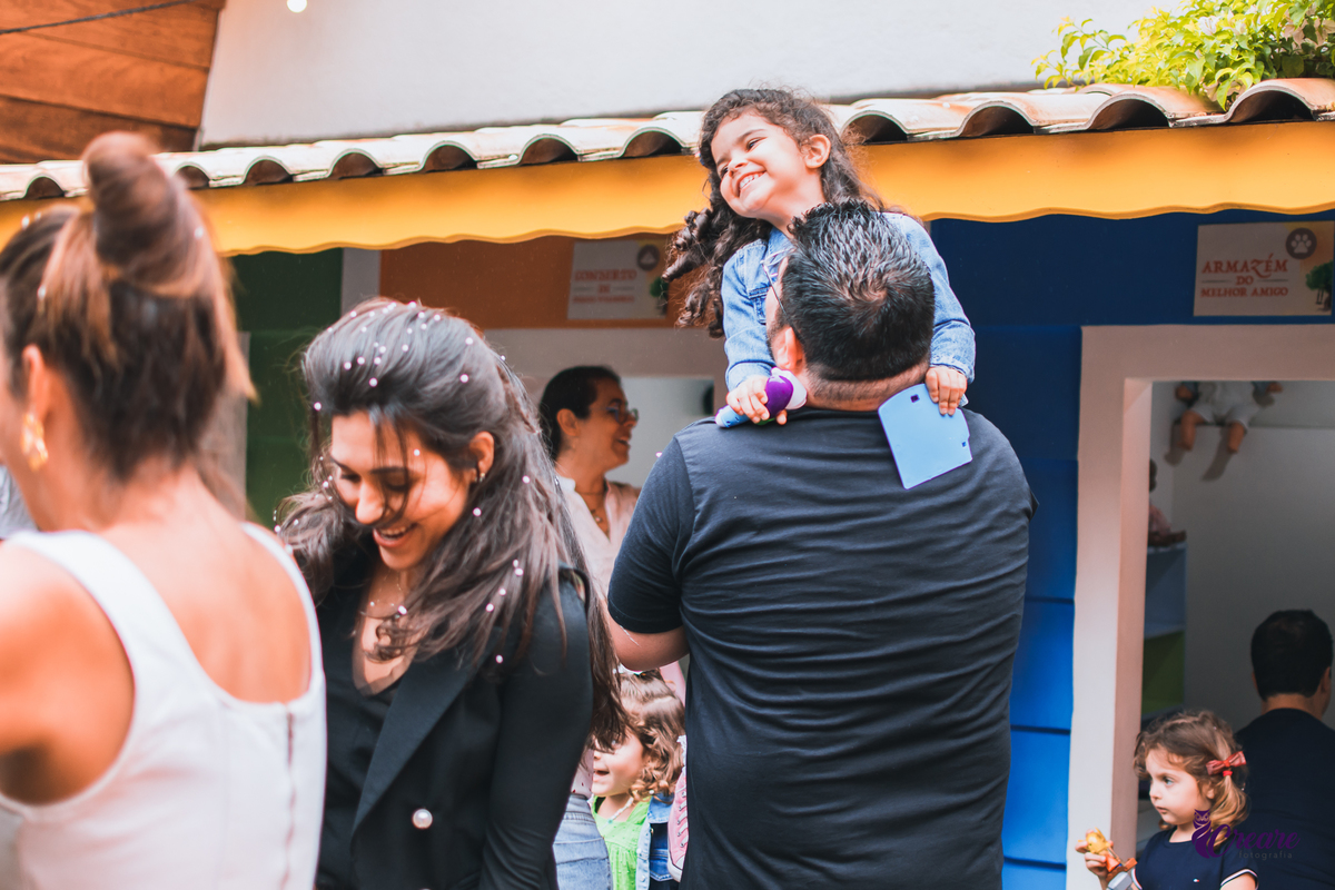 aniversário infantil, festa de menina com tema casa mágica de Gabby. festa realizada no buffet Quintal das Aroeiras em Santo André, ABC Paulista. imagem contém: crianças dançando com adultos.