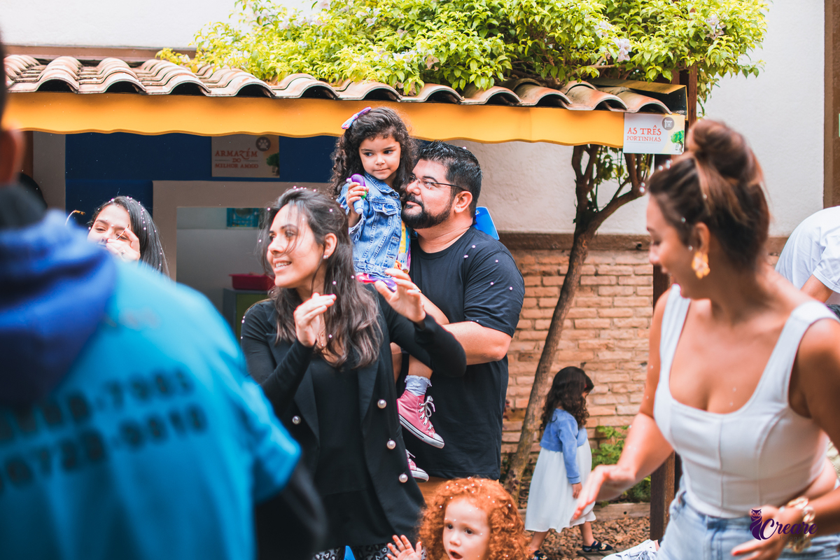 aniversário infantil, festa de menina com tema casa mágica de Gabby. festa realizada no buffet Quintal das Aroeiras em Santo André, ABC Paulista. imagem contém: crianças dançando com adultos