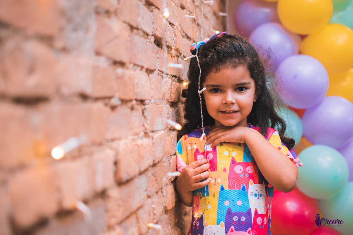 aniversário infantil, festa de menina com tema casa mágica de Gabby. festa realizada no buffet Quintal das Aroeiras em Santo André, ABC Paulista.
imagem contém: uma garotinha de 4 anos, branca com cabelos cacheados pretos e vestido colorido