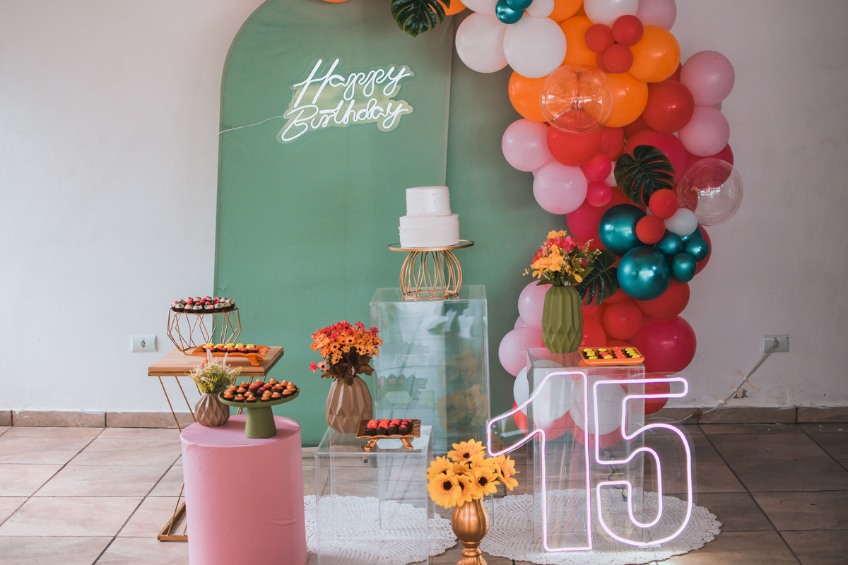 Aniversário de 15 anos na piscina, festa, evento. Fotografia de aniversário debutante na chácara. Fotógrafo Santo André.