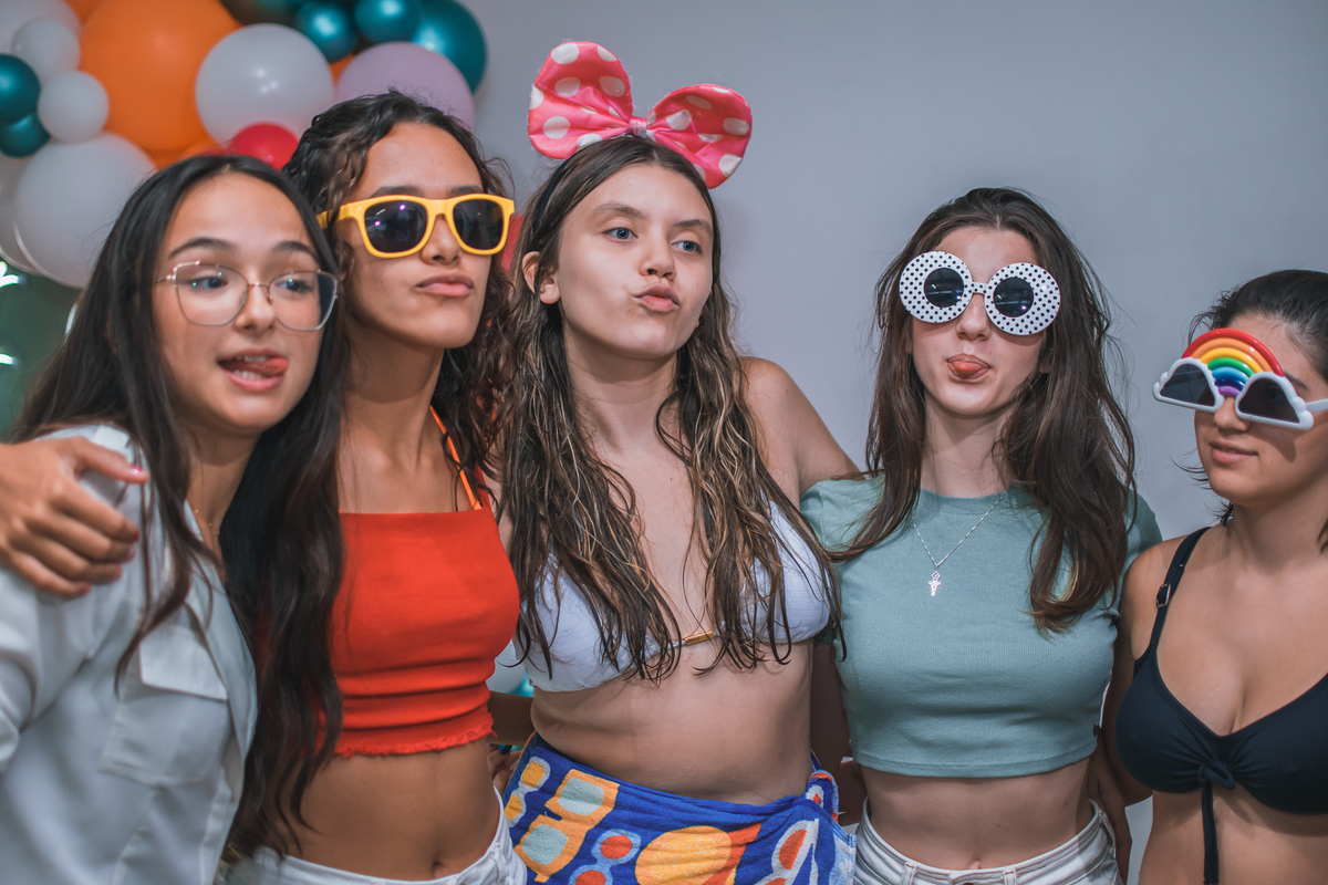 Aniversário de 15 anos na piscina, festa, evento. Fotografia de aniversário debutante na chácara. Fotógrafo Santo André.