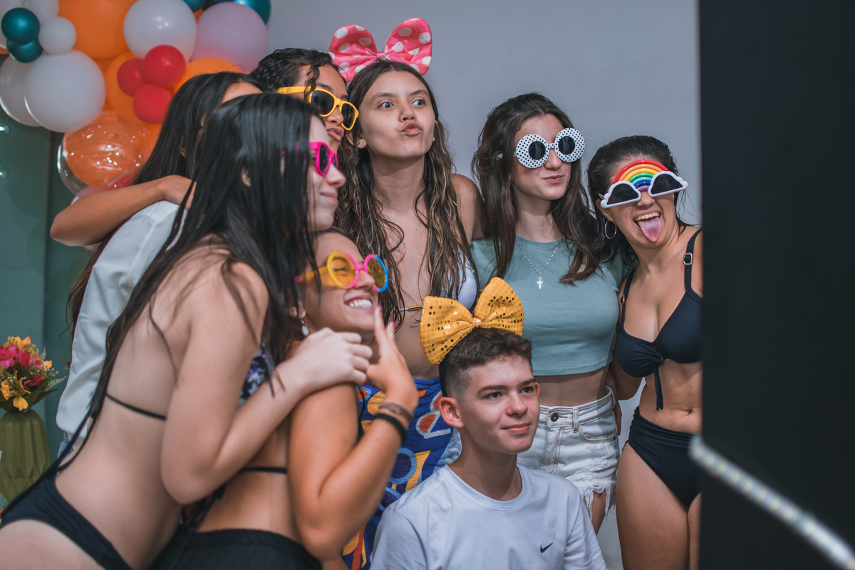 Aniversário de 15 anos na piscina, festa, evento. Fotografia de aniversário debutante na chácara. Fotógrafo Santo André.