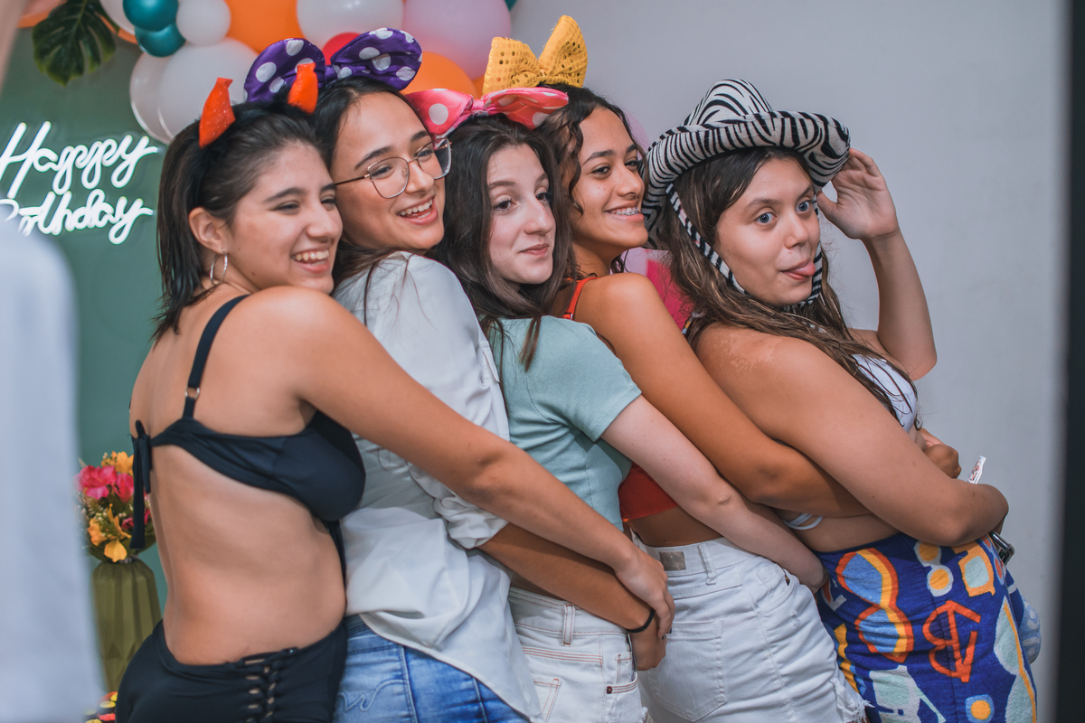 Aniversário de 15 anos na piscina, festa, evento. Fotografia de aniversário debutante na chácara. Fotógrafo Santo André.