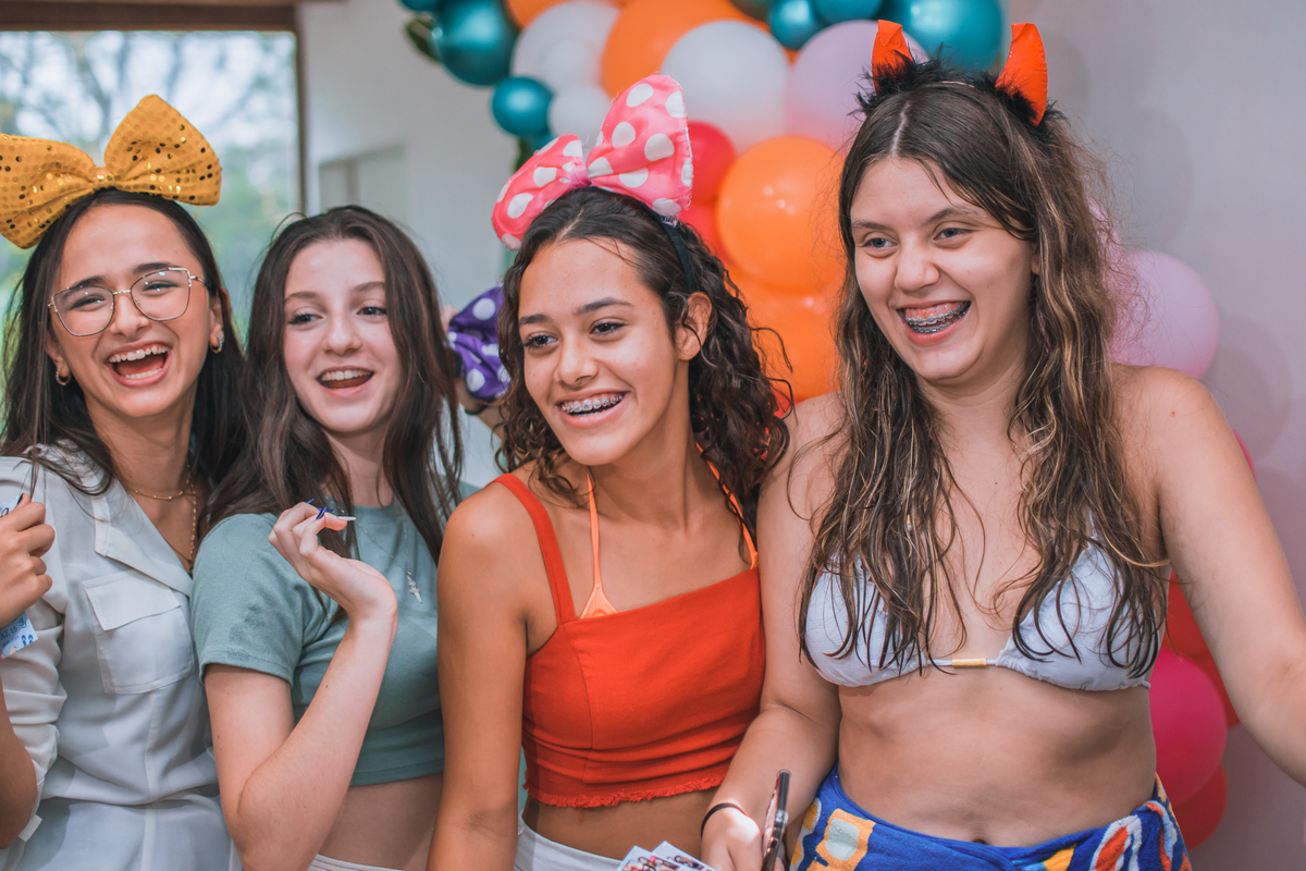 Aniversário de 15 anos na piscina, festa, evento. Fotografia de aniversário debutante na chácara. Fotógrafo Santo André.