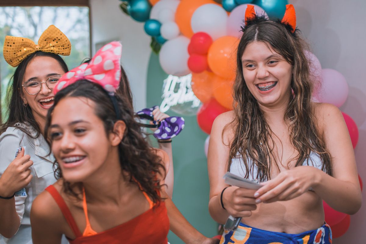 Aniversário de 15 anos na piscina, festa, evento. Fotografia de aniversário debutante na chácara. Fotógrafo Santo André.