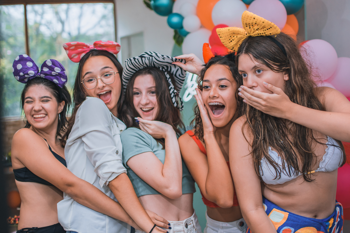 Aniversário de 15 anos na piscina, festa, evento. Fotografia de aniversário debutante na chácara. Fotógrafo Santo André.