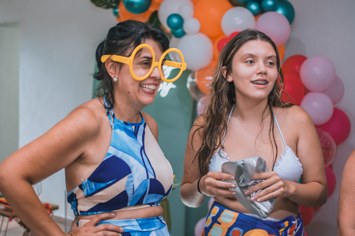 Aniversário de 15 anos na piscina, festa, evento. Fotografia de aniversário debutante na chácara. Fotógrafo Santo André.