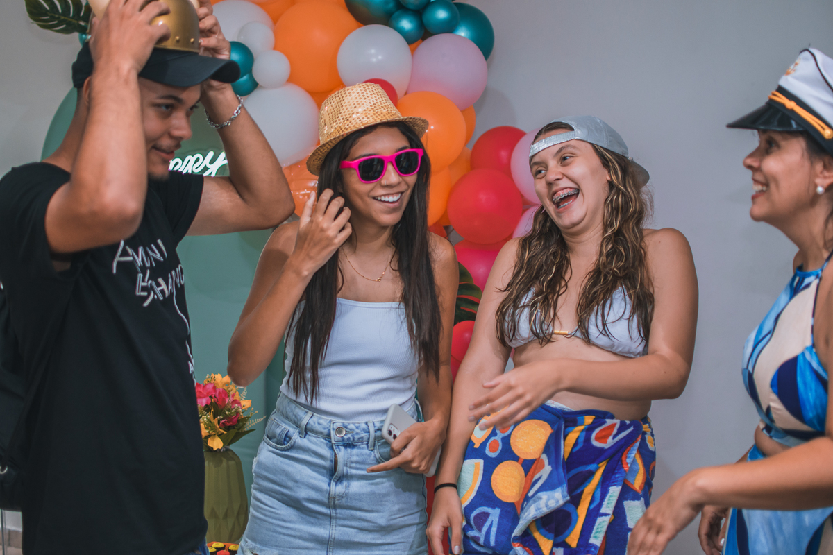 Aniversário de 15 anos na piscina, festa, evento. Fotografia de aniversário debutante na chácara. Fotógrafo Santo André.