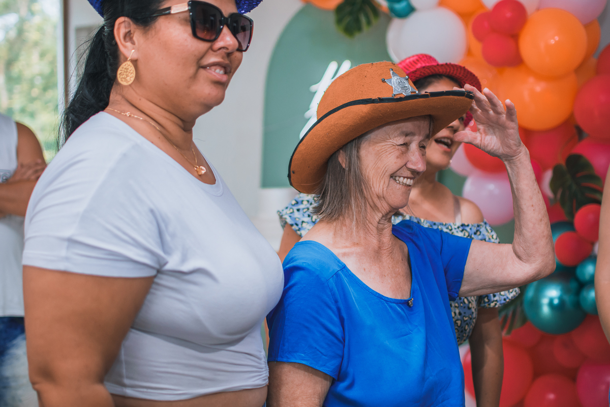 Aniversário de 15 anos na piscina, festa, evento. Fotografia de aniversário debutante na chácara. Fotógrafo Santo André.