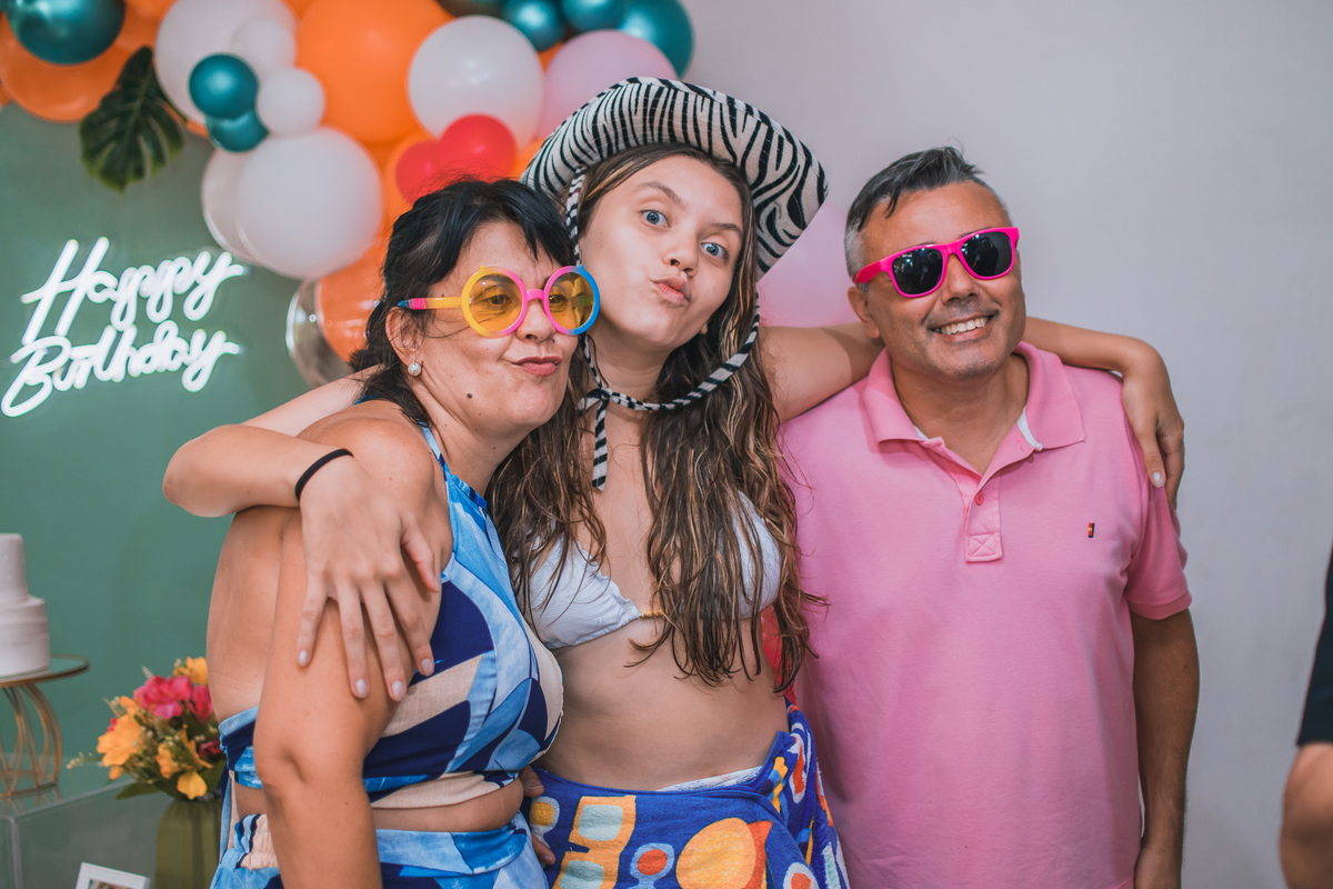 Aniversário de 15 anos na piscina, festa, evento. Fotografia de aniversário debutante na chácara. Fotógrafo Santo André.