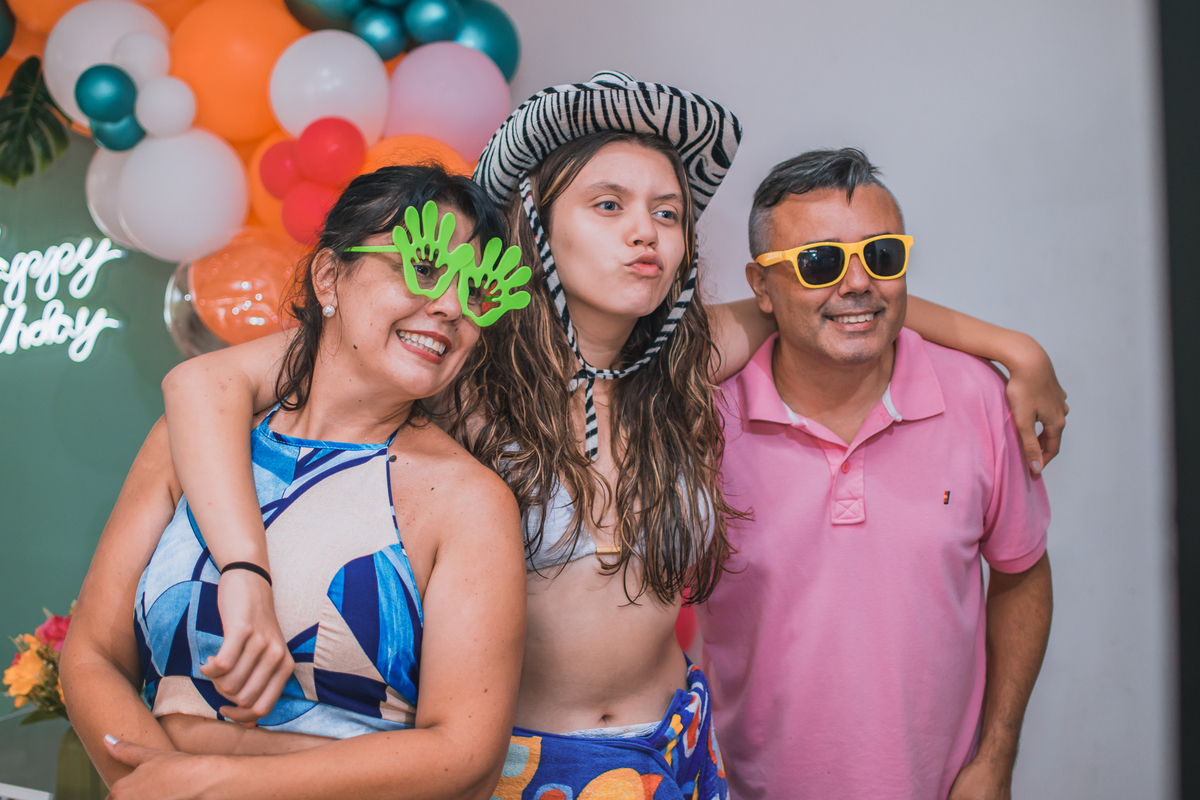 Aniversário de 15 anos na piscina, festa, evento. Fotografia de aniversário debutante na chácara. Fotógrafo Santo André.
