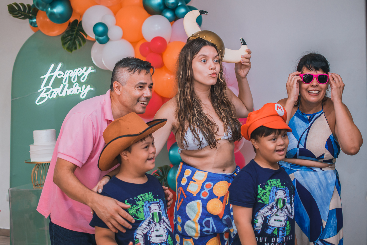 Aniversário de 15 anos na piscina, festa, evento. Fotografia de aniversário debutante na chácara. Fotógrafo Santo André.