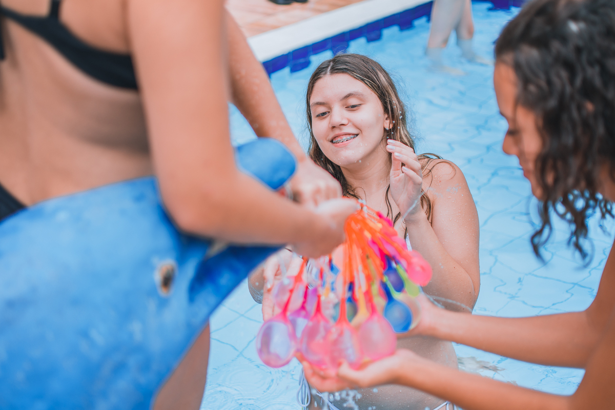 Aniversário de 15 anos na piscina, festa, evento. Fotografia de aniversário debutante na chácara. Fotógrafo Santo André.