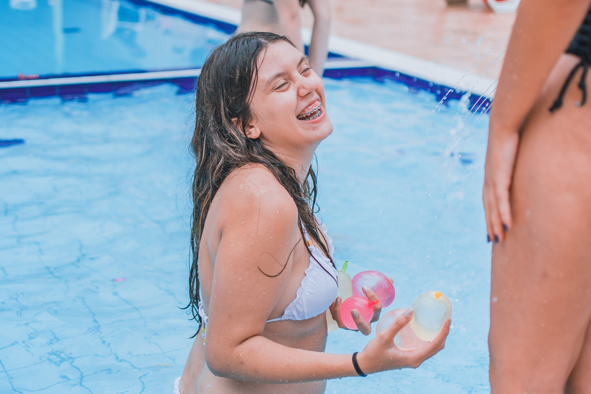 Aniversário de 15 anos na piscina, festa, evento. Fotografia de aniversário debutante na chácara. Fotógrafo Santo André.