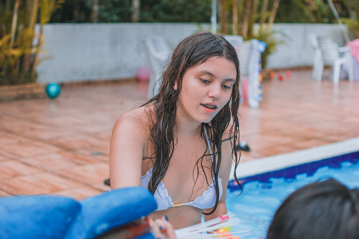 Aniversário de 15 anos na piscina, festa, evento. Fotografia de aniversário debutante na chácara. Fotógrafo Santo André.