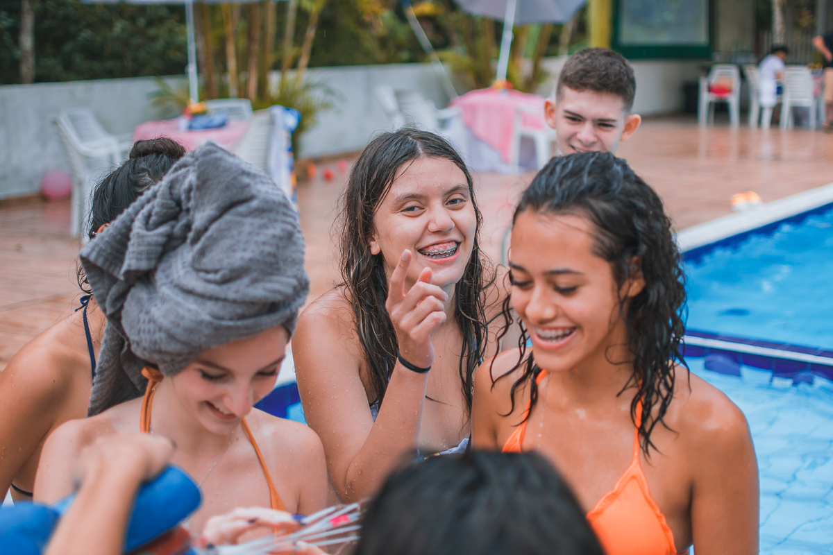 Aniversário de 15 anos na piscina, festa, evento. Fotografia de aniversário debutante na chácara. Fotógrafo Santo André.
