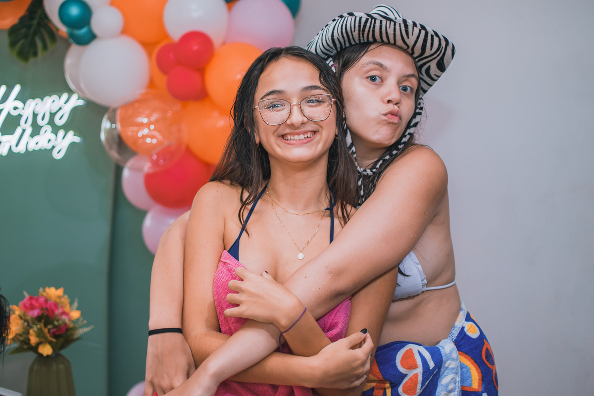 Aniversário de 15 anos na piscina, festa, evento. Fotografia de aniversário debutante na chácara. Fotógrafo Santo André.