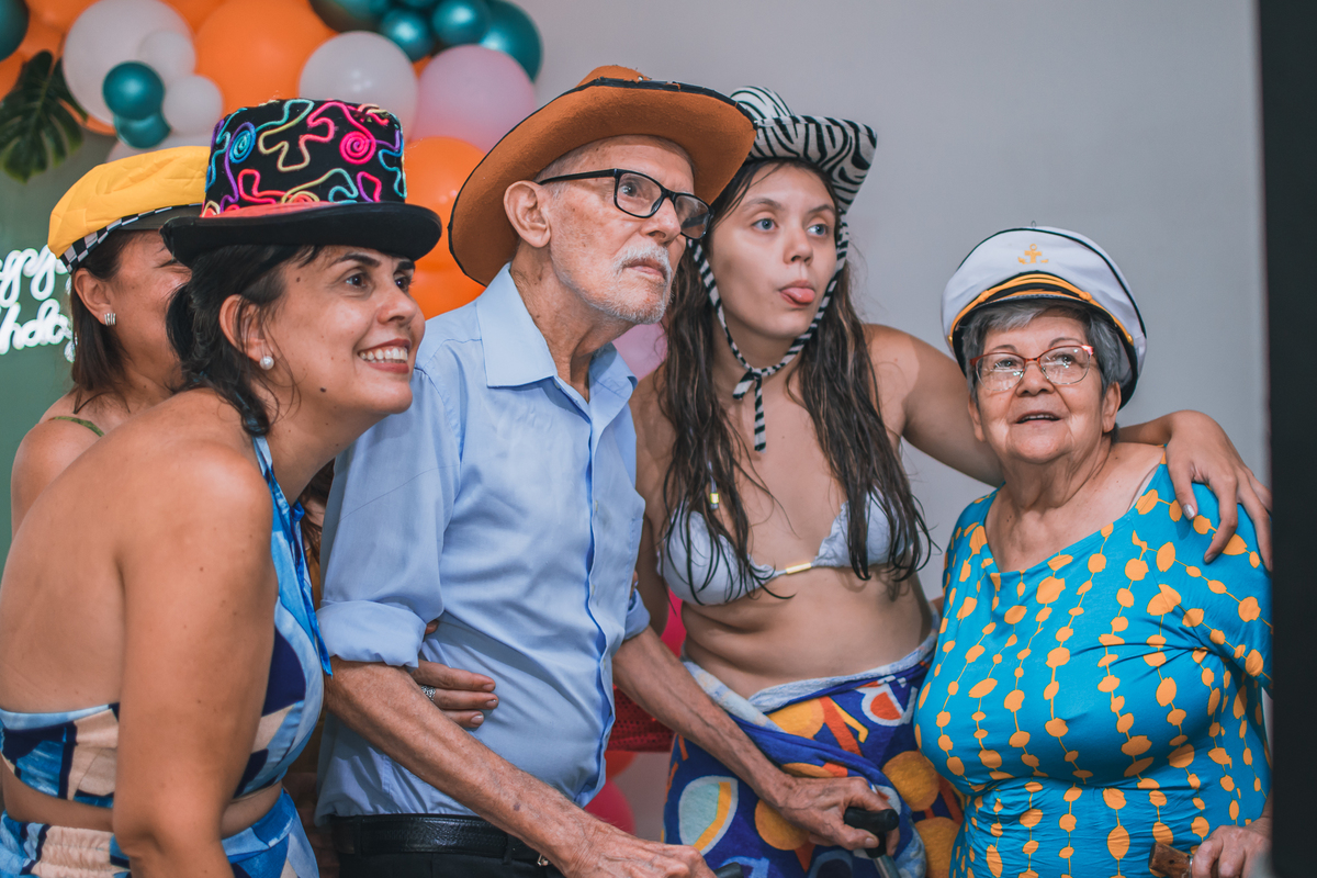 Aniversário de 15 anos na piscina, festa, evento. Fotografia de aniversário debutante na chácara. Fotógrafo Santo André.