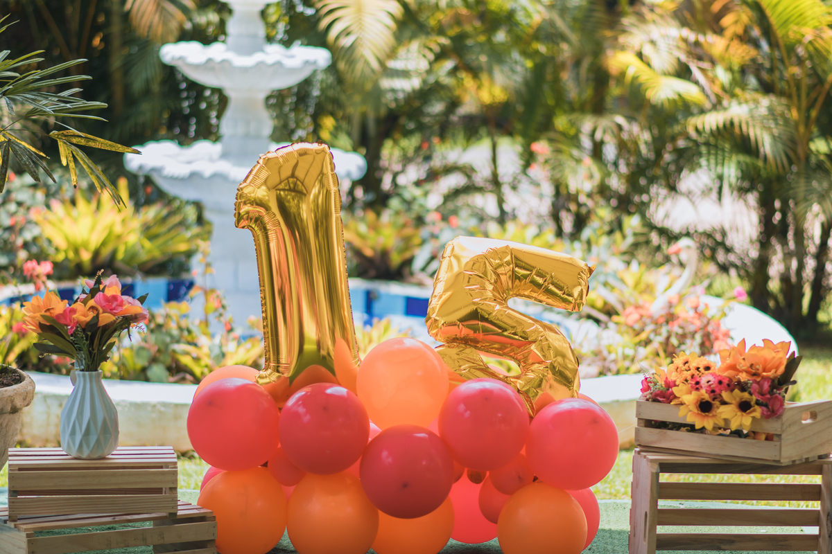 Aniversário de 15 anos na piscina, festa, evento. Fotografia de aniversário debutante na chácara. Fotógrafo Santo André.
