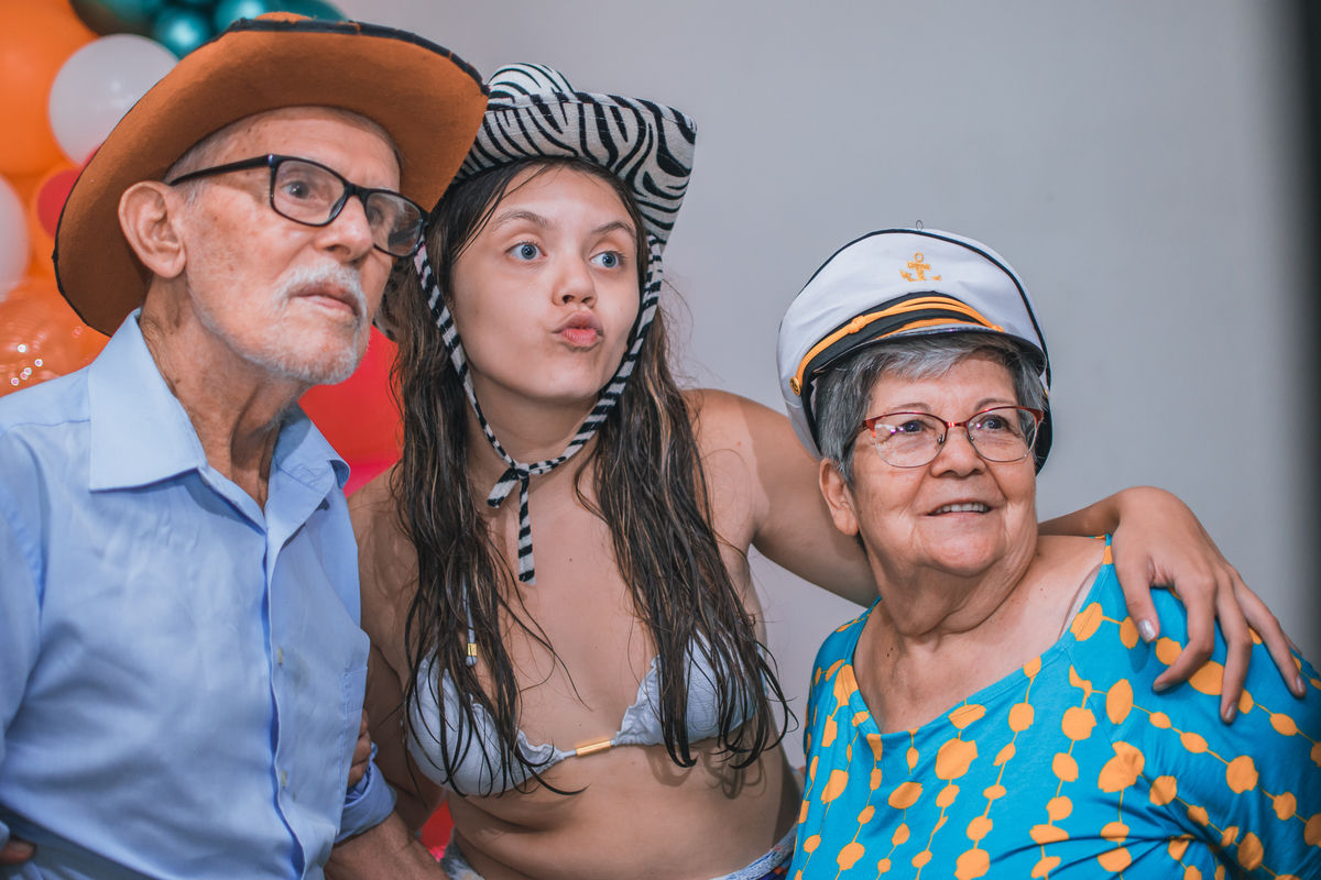 Aniversário de 15 anos na piscina, festa, evento. Fotografia de aniversário debutante na chácara. Fotógrafo Santo André.
