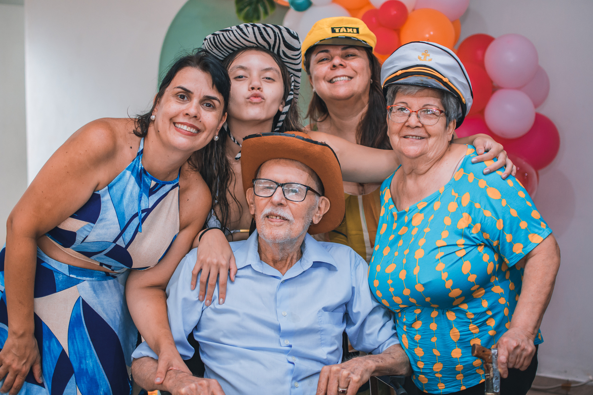 Aniversário de 15 anos na piscina, festa, evento. Fotografia de aniversário debutante na chácara. Fotógrafo Santo André.