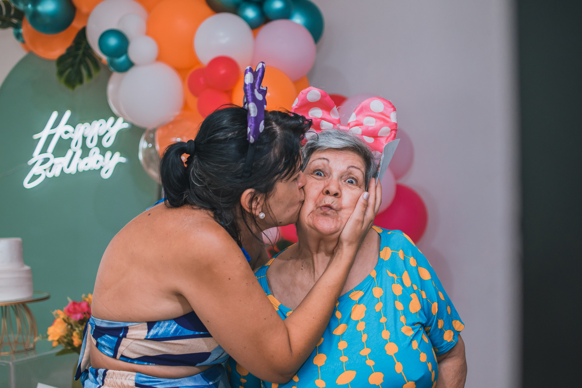 Aniversário de 15 anos na piscina, festa, evento. Fotografia de aniversário debutante na chácara. Fotógrafo Santo André.