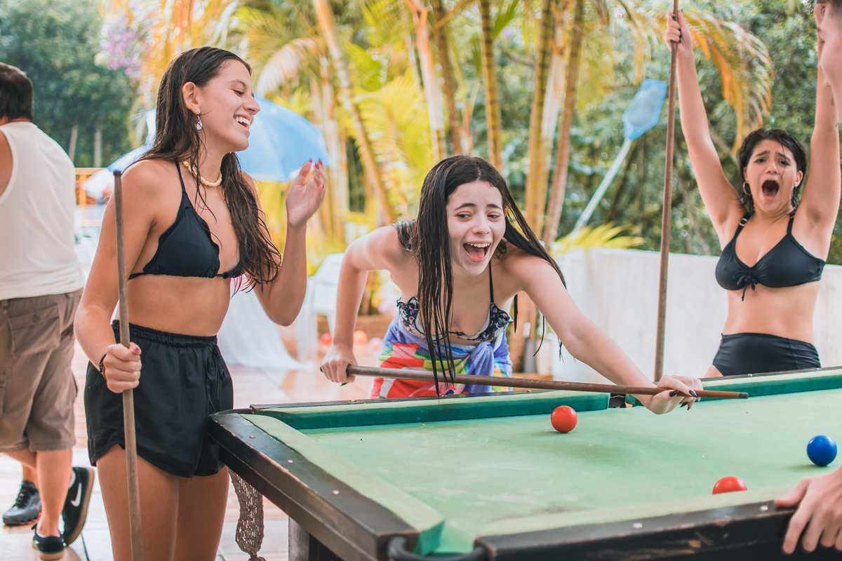 Aniversário de 15 anos na piscina, festa, evento. Fotografia de aniversário debutante na chácara. Fotógrafo Santo André.