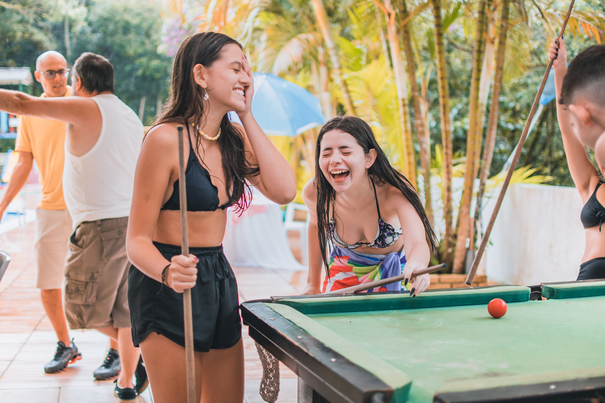 Aniversário de 15 anos na piscina, festa, evento. Fotografia de aniversário debutante na chácara. Fotógrafo Santo André.